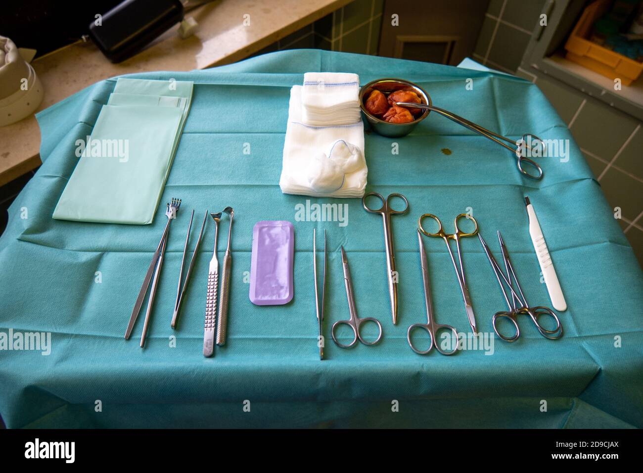 instrumentos quirúrgicos en una pequeña mesa de instrumentos para