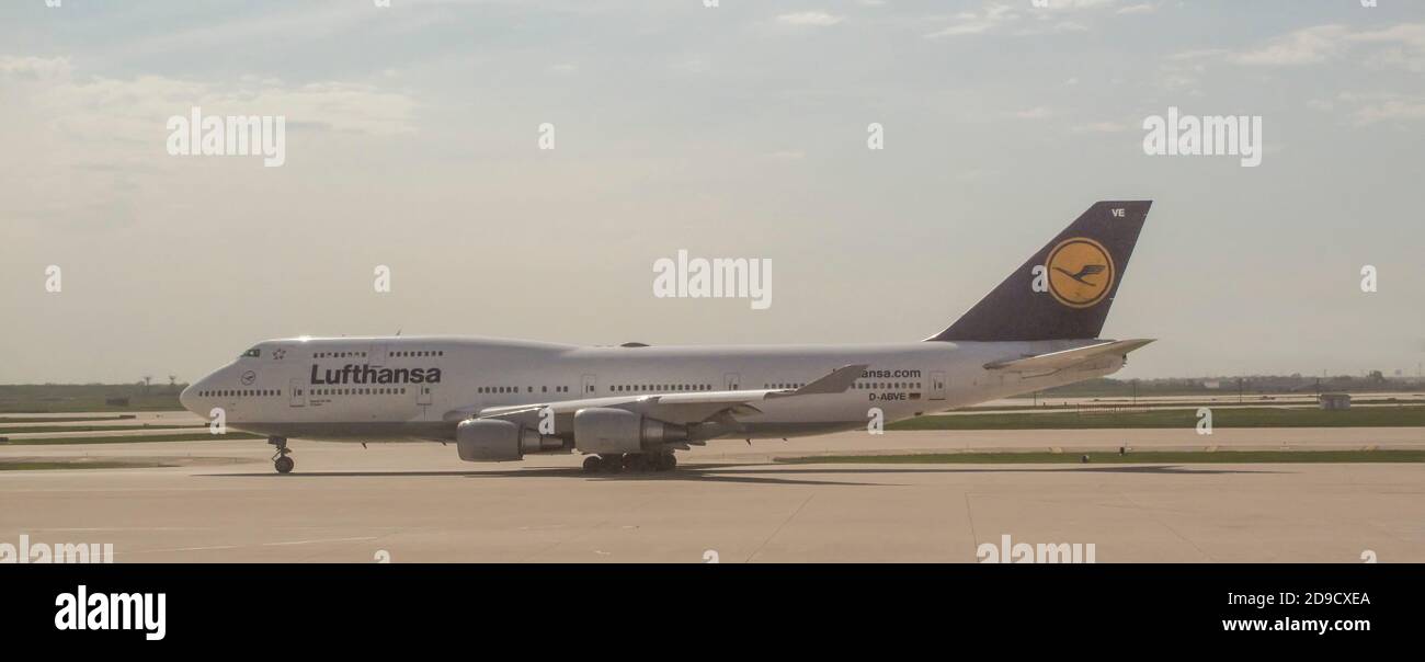 Lufthansa Boeing línea aérea en tierra en la pista de aterrizaje del aeropuerto Foto de stock