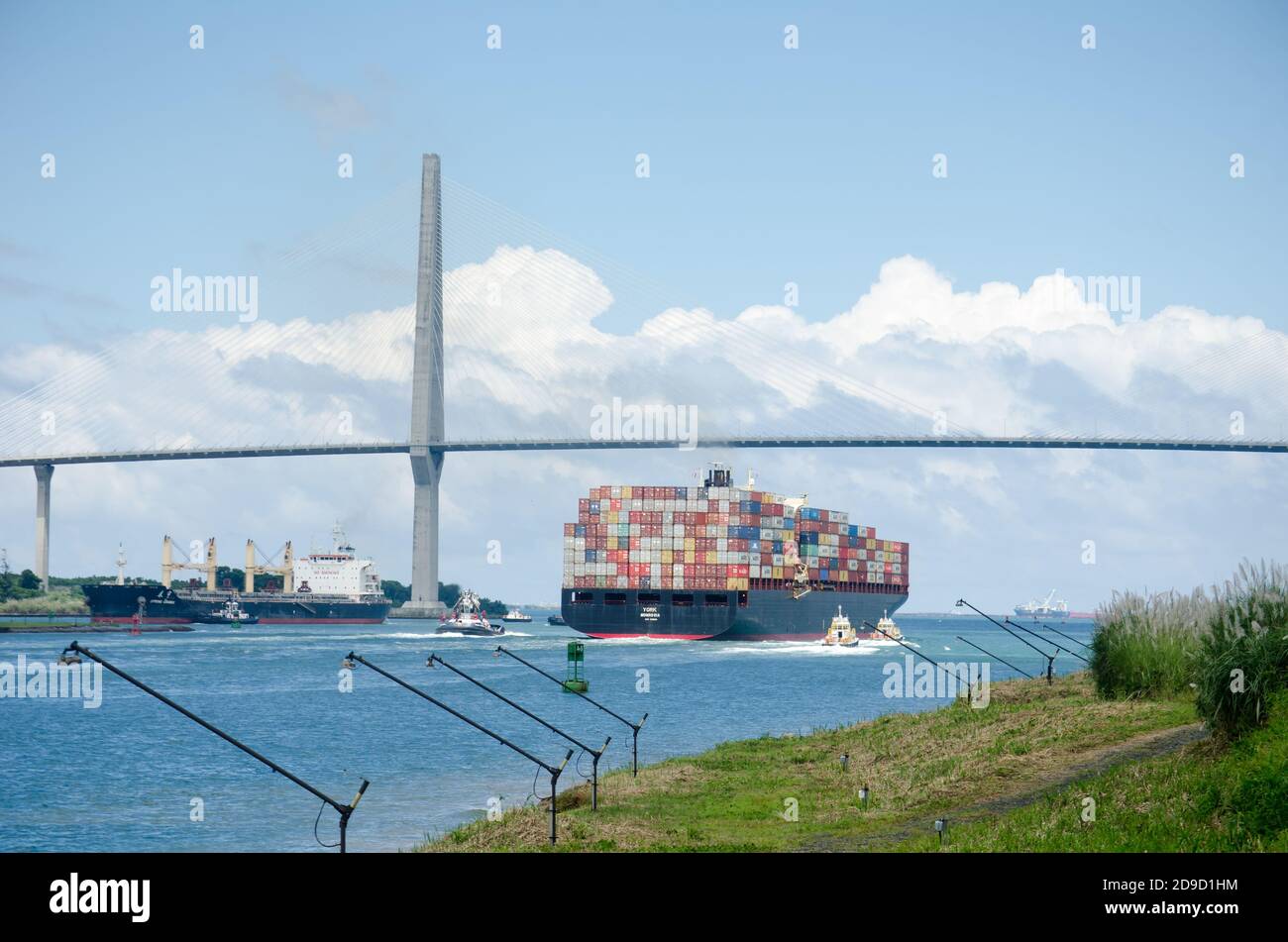 Buque de contenedores en tránsito por el Canal de Panamá ampliado Foto de stock