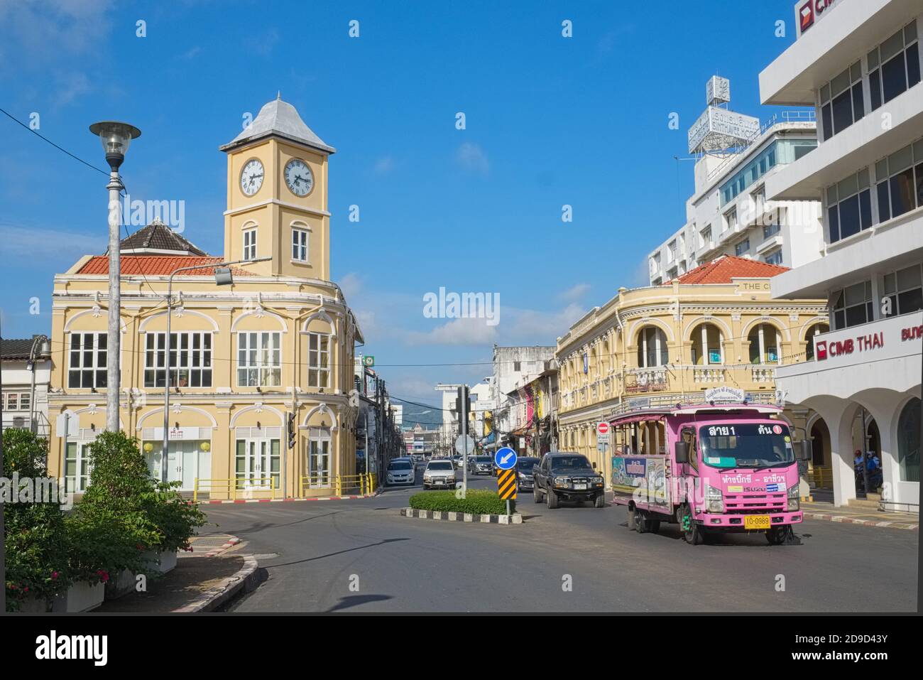 Vista de la zona de la Ciudad Vieja de la ciudad de Phuket en el sur de Tailandia, con la histórica torre de reloj icónica en el b/g y un Pink Bus local (Potong) a la derecha Foto de stock
