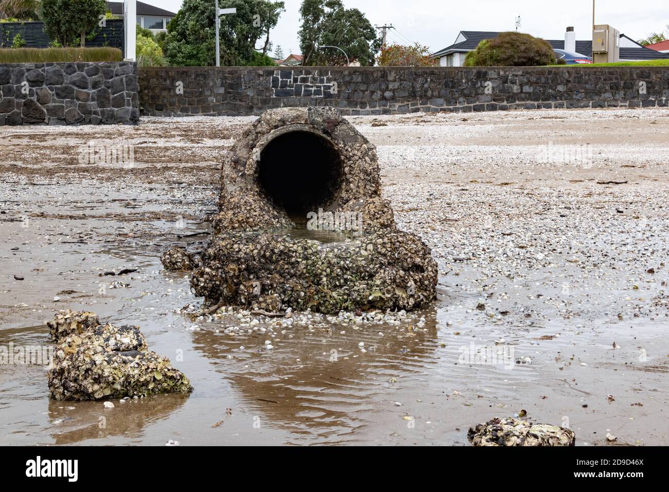 Tubería de aguas pluviales de hormigón que drena el agua de lluvia al mar Foto de stock