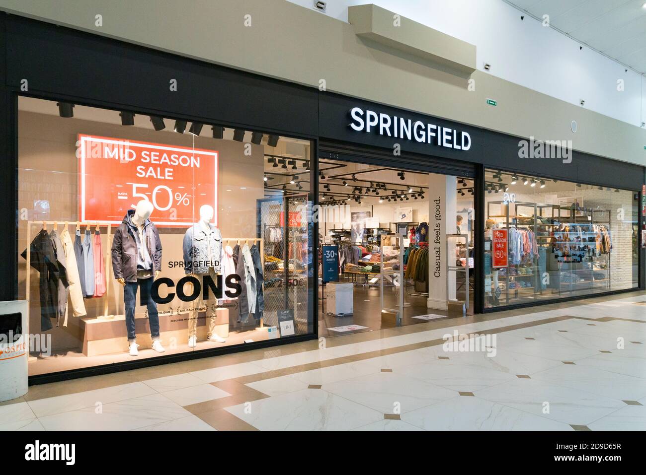 Una vista de la tienda de ropa de Springfield en el centro comercial Osito  la Eliana Fotografía de stock - Alamy