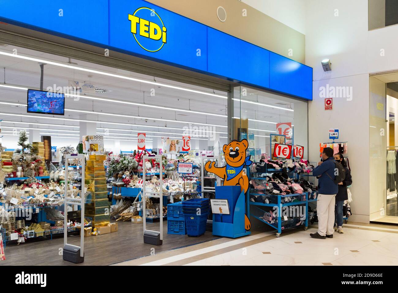 Dos personas viendo ofrece productos en la tienda German Tedi durante el  estado de alarma en el centro comercial Osito la Eliana. (Foto de Xisco  Navarro / SOPA Images/Sipa USA Fotografía de
