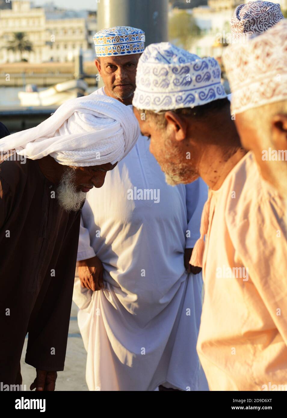 Hombres omaníes en el mercado de pescado de Mutrah en Omán. Foto de stock