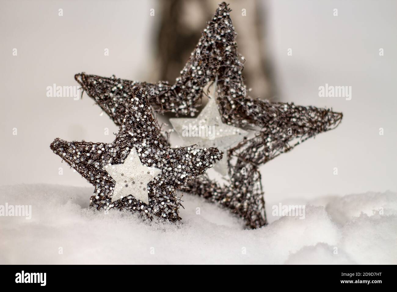 ornamentos estrella en la nieve; tarjeta de navidad con fondo bokeh Foto de stock