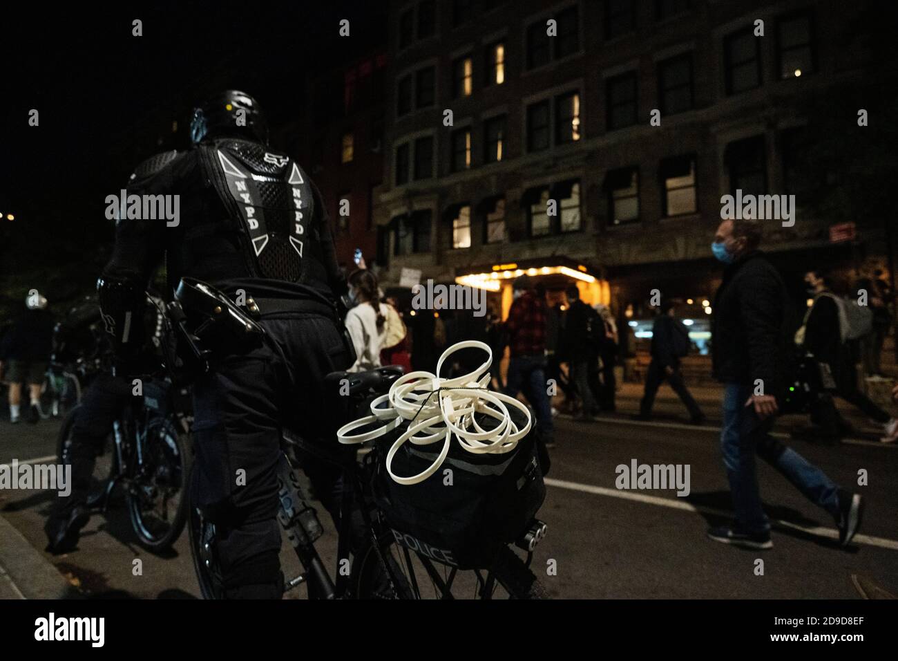 Nueva York, Nueva York, EE.UU. 4 Nov 2020. Restricciones de plástico en una bicicleta de policía mientras cientos de manifestantes anti-Trump marchan por el barrio de Greenwich Village de la ciudad de Nueva York mientras Estados Unidos espera los resultados de sus elecciones presidenciales Foto de stock