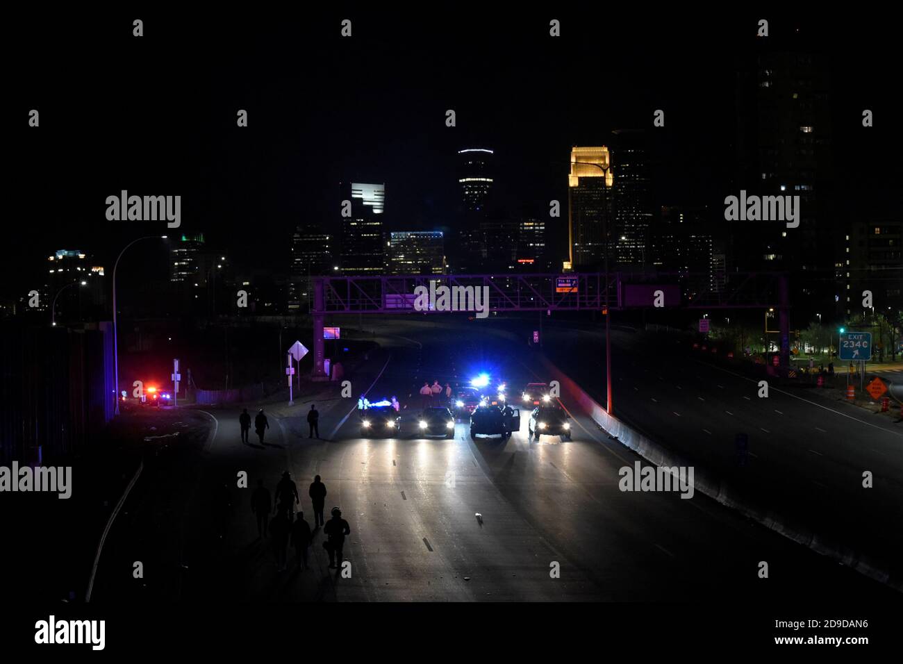 Los manifestantes son vistos escoltados por la policía fuera de la carretera I-94 después de las elecciones presidenciales de 2020 en Minneapolis, Minnesota, EE.UU. El 4 de noviembre de 2020. REUTERS/Nicholas Pfosi Foto de stock