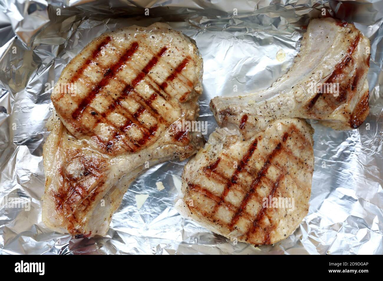 Lomo de cerdo frito en la bandeja de la plancha en el papel de aluminio  antes de hornear en el horno Fotografía de stock - Alamy