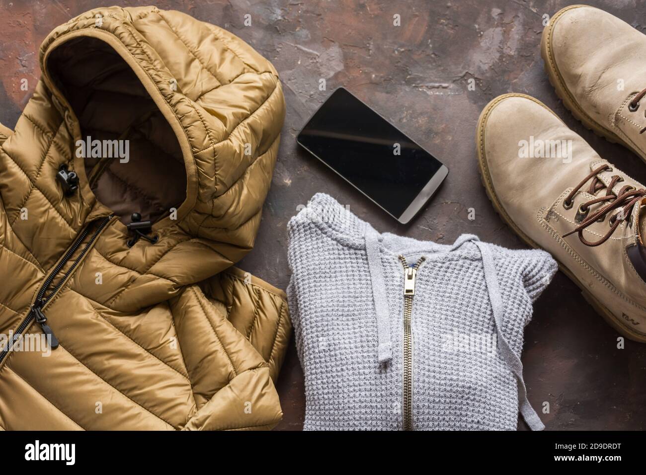 Ropa de invierno hombre, compuesta chaqueta, botas y sudadera Fotografía de stock -