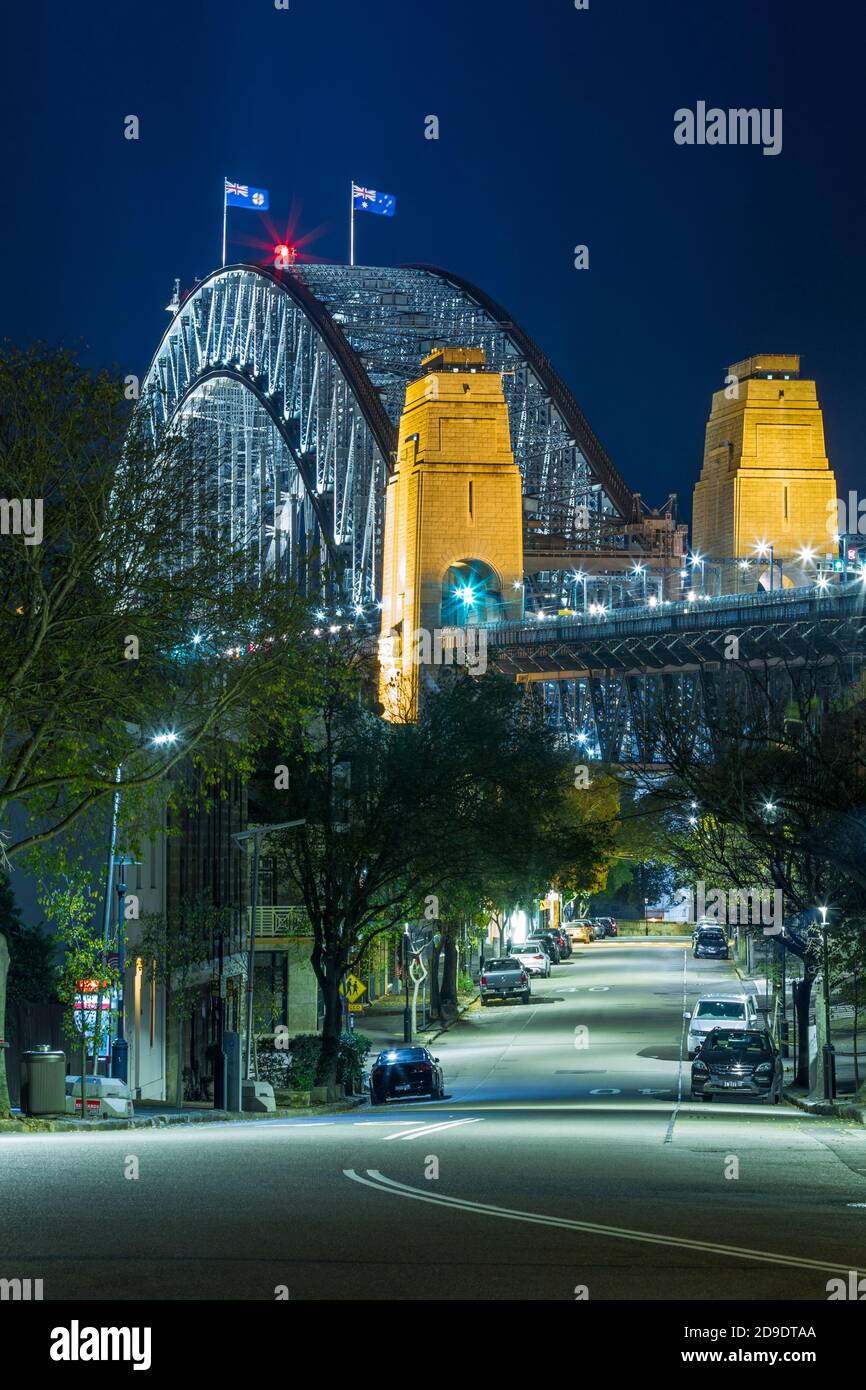 Puente del puerto de Sídney en Sydney, Australia, visto por la noche a lo largo de Lower Fort Street en el histórico suburbio de Sydney The Rocks. Foto de stock