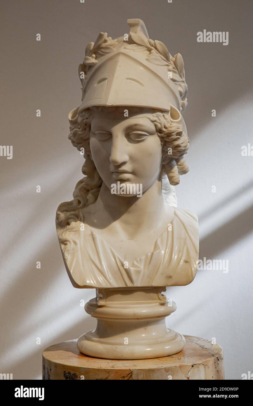 Reparación posible años Diligencia Antigua estatua griega de la diosa Atenea. Mujer cabeza de mármol en la  escultura del casco Fotografía de stock - Alamy
