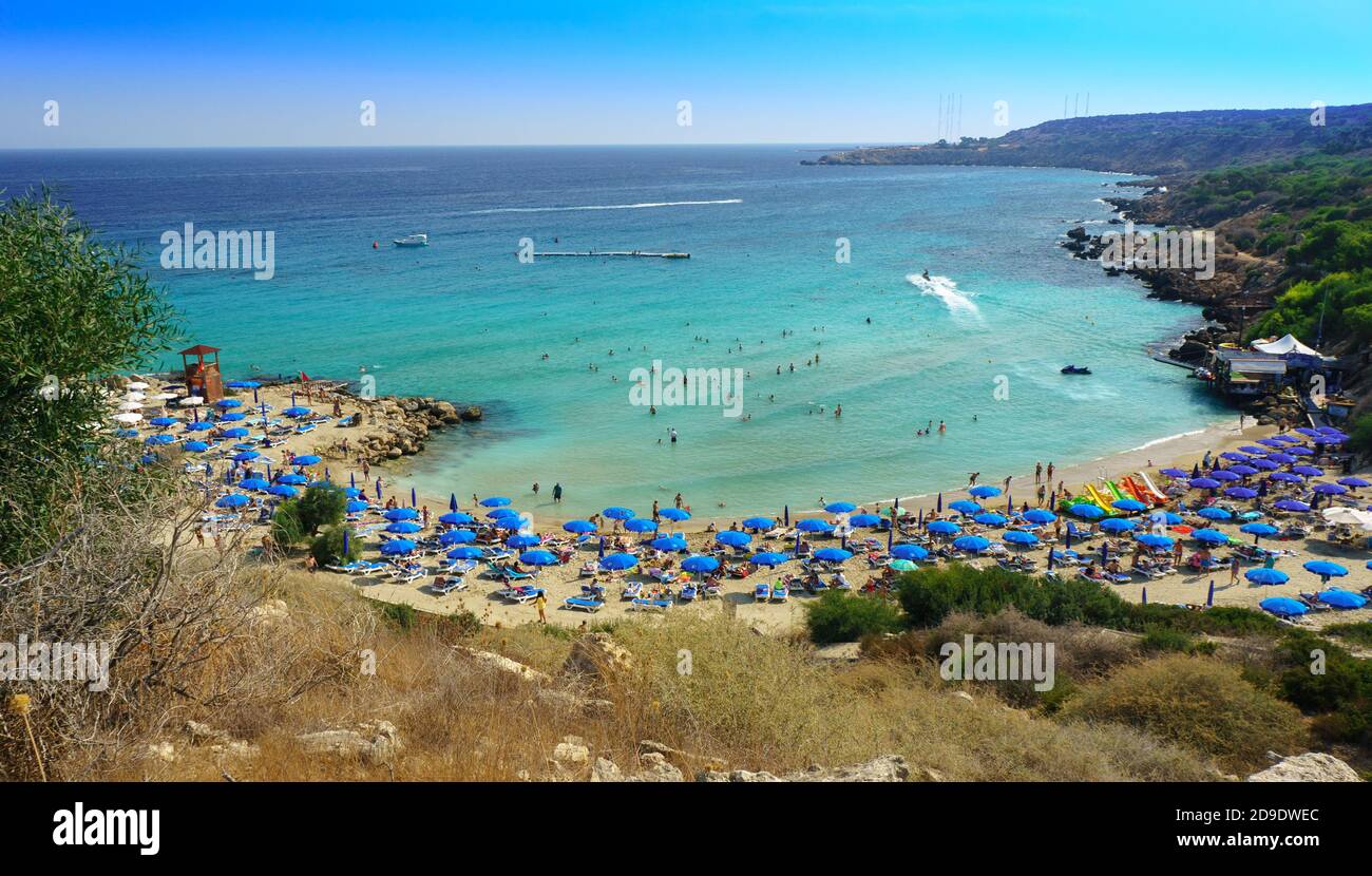 Gente en la famosa playa de Konnos Bay Beach, Ayia Napa. Distrito de Famagusta, Chipre. Las mejores playas de Chipre - Konnos Bay en el parque nacional de Cabo Greko Foto de stock