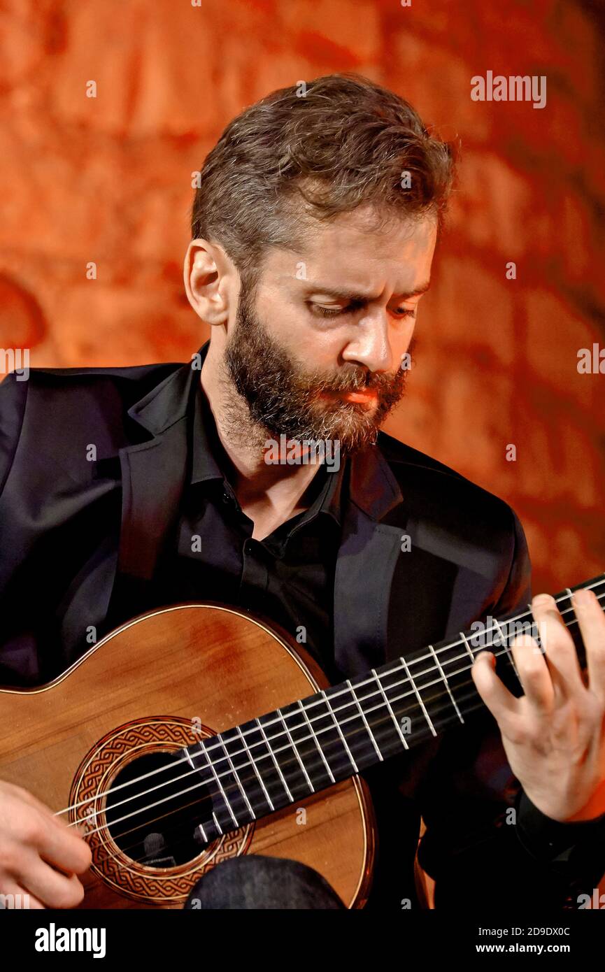 PROVAGLIO,ITALIA - AGOSTO 30: Exposición en vivo del guitarrista irlandés  Darragh o'Neill en el evento 'Acoustic Franciacorta 2015',30 Agosto  Fotografía de stock - Alamy
