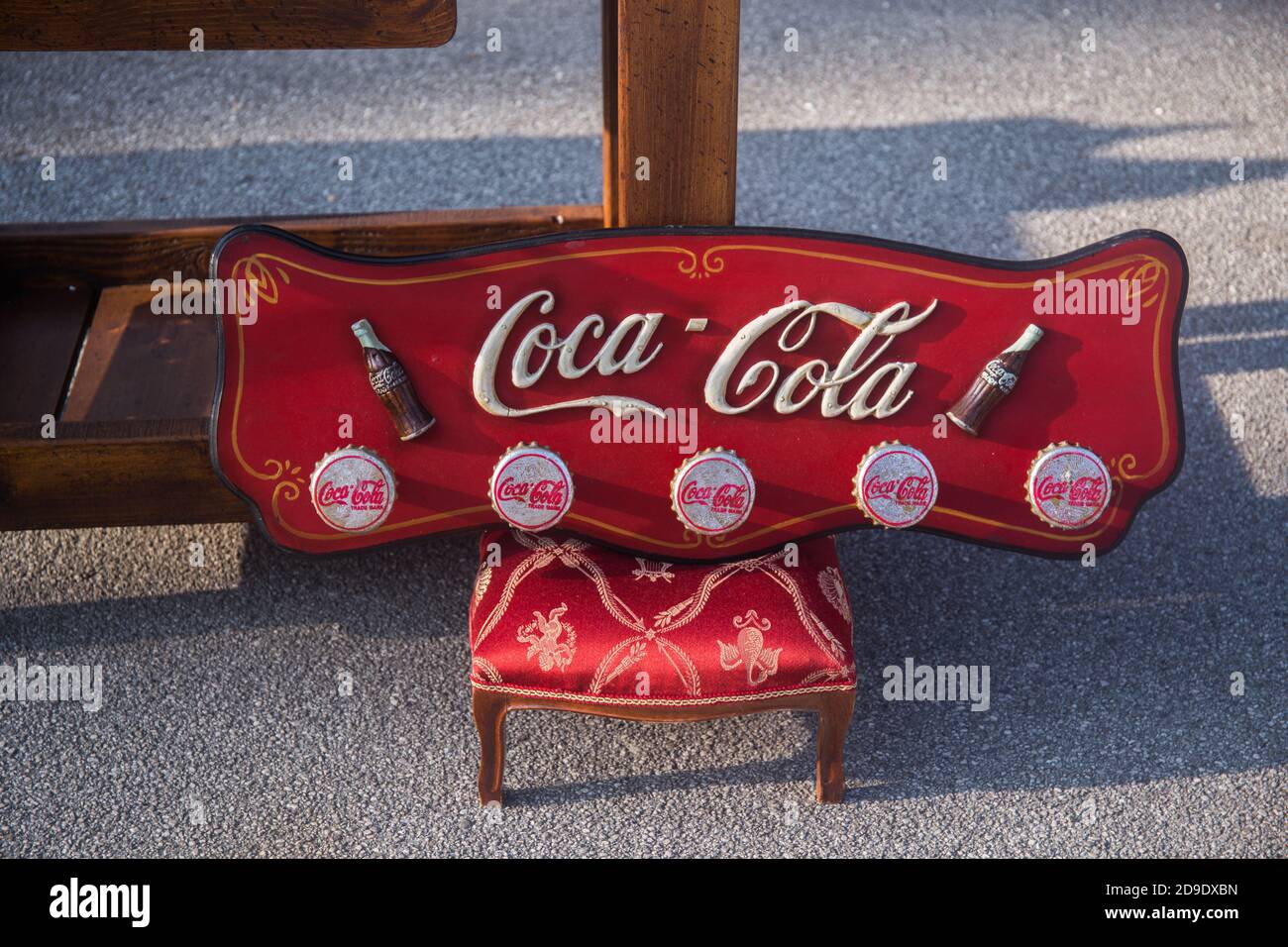 Nombre de la compañía Coca Cola en una pizarra roja con pequeño símbolo de  botellas Fotografía de stock - Alamy