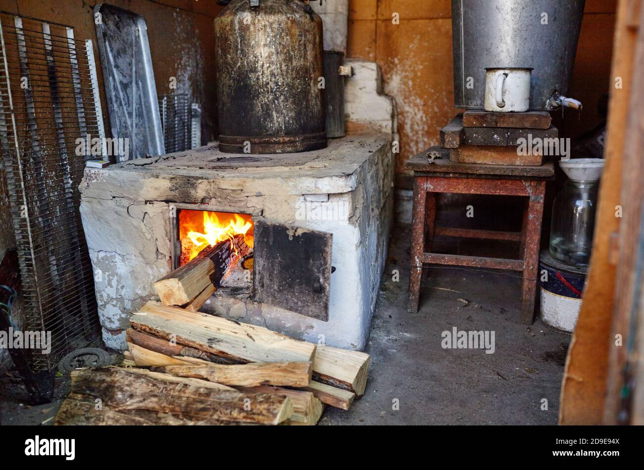 Interior De Una Chimenea Con Estufa De Leña Vintage Foto de archivo -  Imagen de raspador, cosas: 228987740