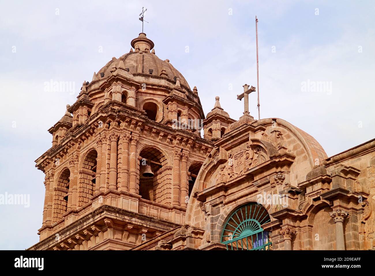 Hermosa torre barroca cubierta con una cúpula semicircular de la Iglesia y  Convento de nuestra Señora de la Misericordia o Iglesia de la Merced en  Cusco, Perú Fotografía de stock - Alamy