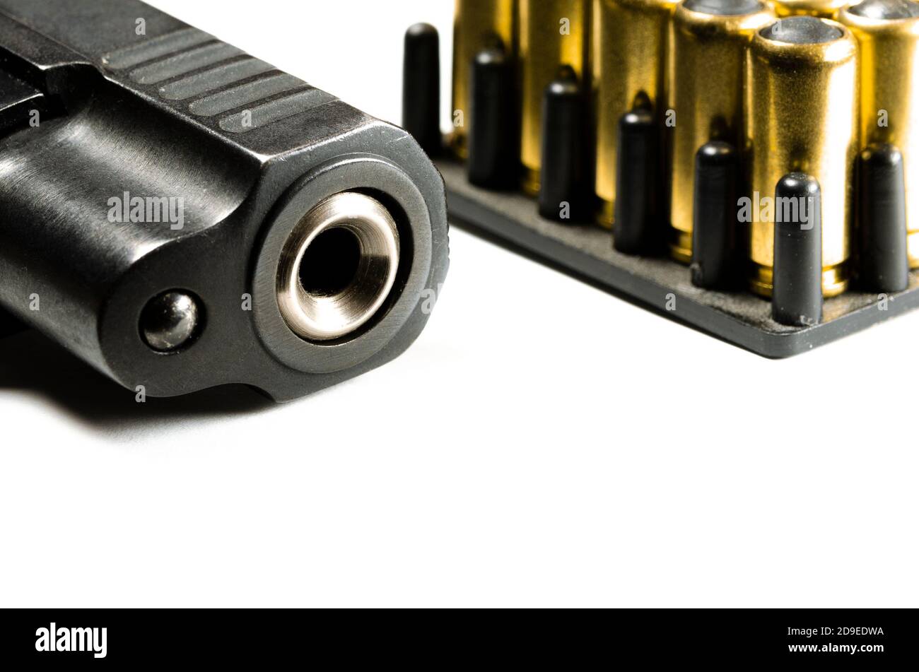 Muchos cartuchos para una pistola traumática sobre un fondo blanco  Fotografía de stock - Alamy