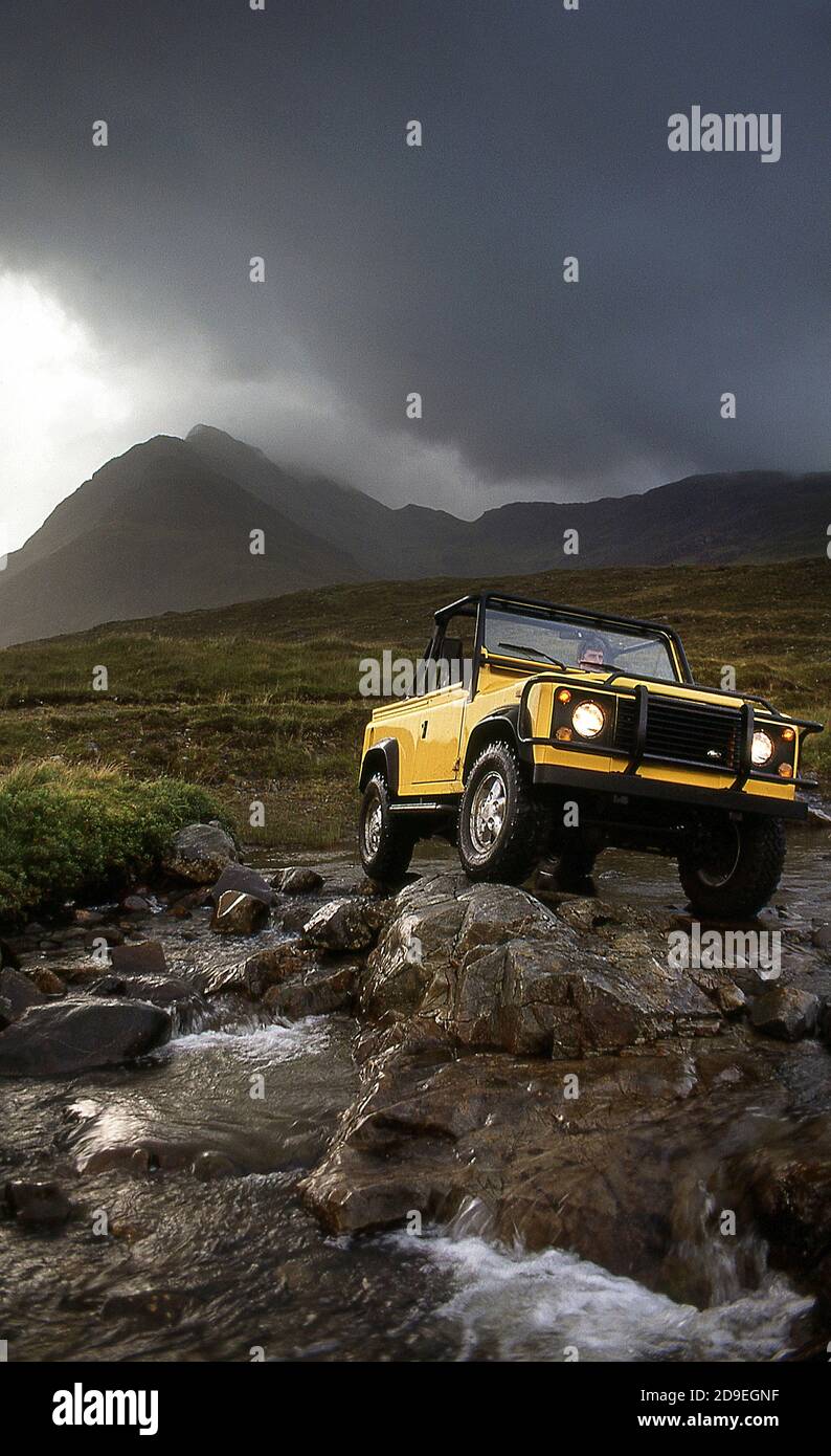 1994 Defender 90 V8 modelo americano en la Isla de Skye Escocia Reino Unido Foto de stock