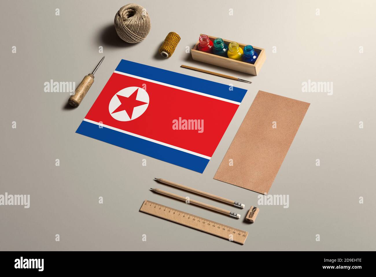 Corea del Norte concepto de caligrafía, accesorios y herramientas para la  hermosa escritura a mano, lápices, plumas, tinta, cepillo, papel de  artesanía y cartón elaboración en woo Fotografía de stock - Alamy