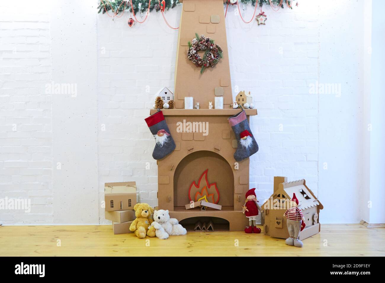 Decoración de cartón para hogar de con árbol, regalos y chimenea Fotografía de stock -