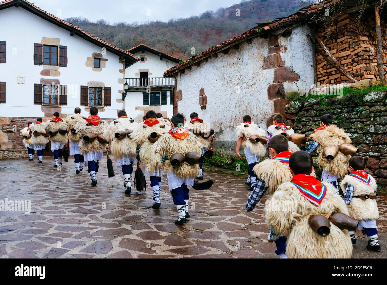 Un Joalduna es un carácter tradicional de la cultura de Navarra,  especialmente en algunos pequeños pueblos del norte de Navarra: Ituren y  Zubieta. Su fu Fotografía de stock - Alamy