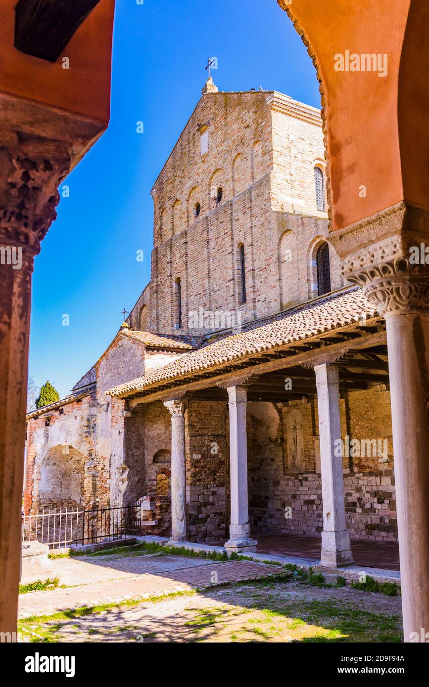 Basílica de Santa Maria Assunta, desde la pasarela cubierta de la iglesia de Santa Fosca.Torcello, Laguna veneciana, Venecia, Véneto, Italia, Europa Foto de stock