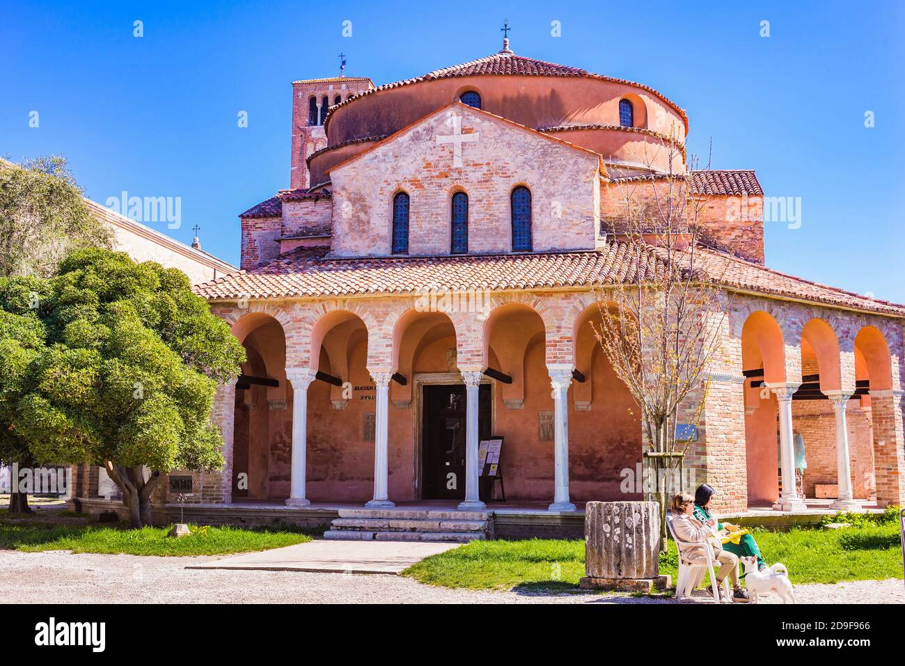 Iglesia de Santa Fosca y Basílica de Santa María Assunta, plaza principal. Torcello, Laguna veneciana, Venecia, Véneto, Italia, Europa Foto de stock
