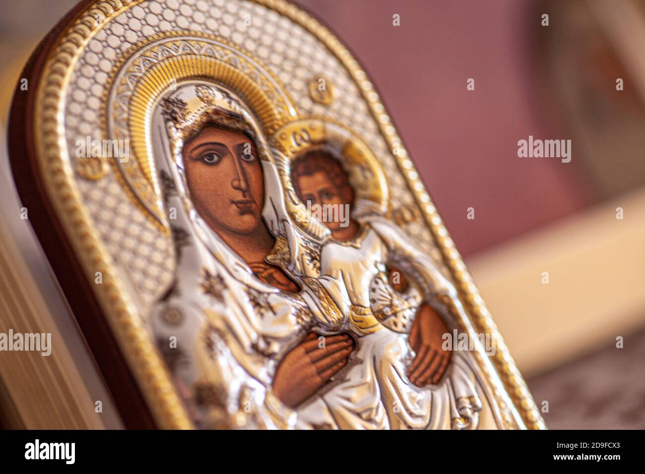 Representación iconográfica de la Virgen, objeto religioso de veneración para los religiosos Foto de stock