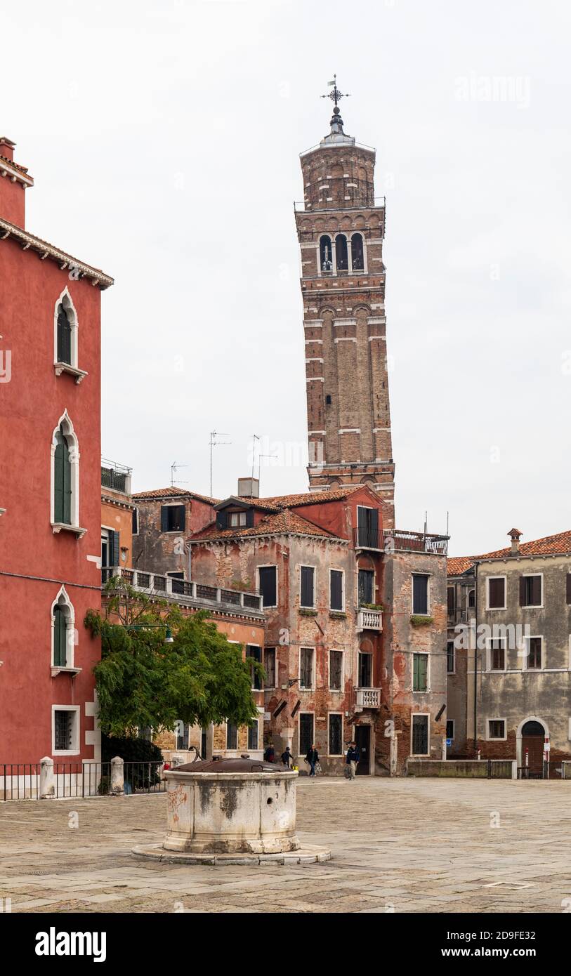 La iglesia inclinada Bell Tower (campanile) de Chiesa di Santo Stefano visto desde campo San Angelo, San Marco, Venecia, Italia Foto de stock