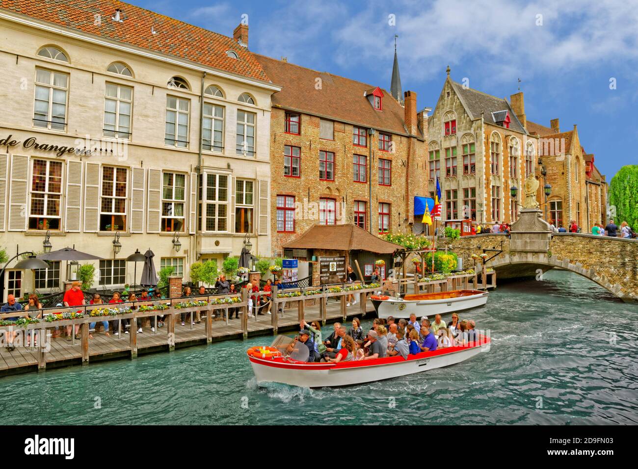 Los barcos turísticos por los canales de Brujas, Bélgica. Foto de stock