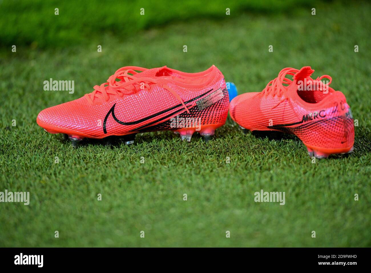 ROTTERDAM, PAÍSES BAJOS - 05 DE NOVIEMBRE: Zapatillas Nike merc durante una sesión de entrenamiento antes del partido de la Liga Europea de la UEFA Feyenoord y CSKA Moscú