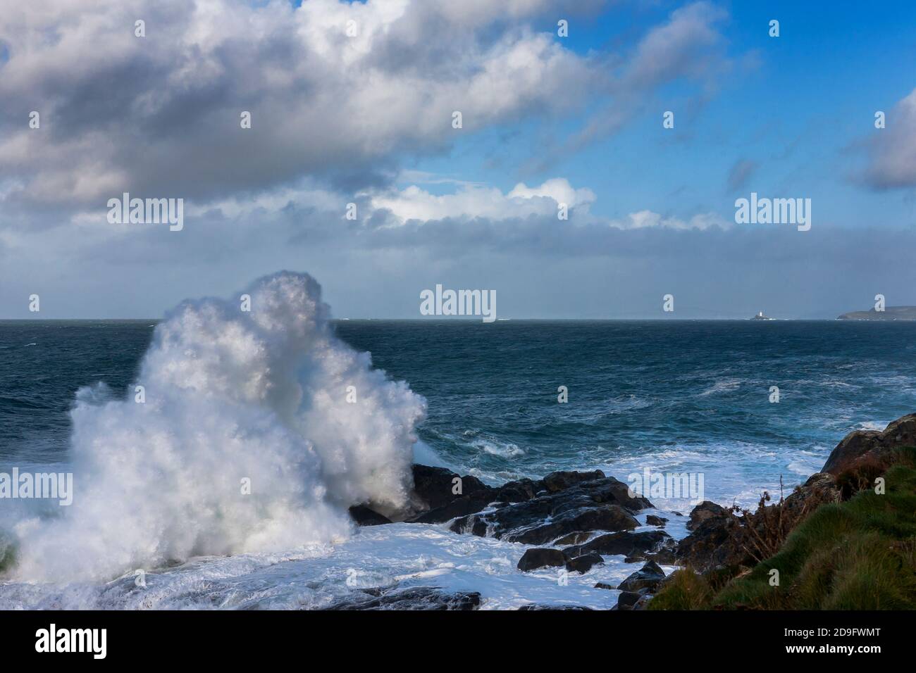 Gran ola rompiendo en St Ives Head, alias The Island, St Ives, Cornwall, Reino Unido Foto de stock