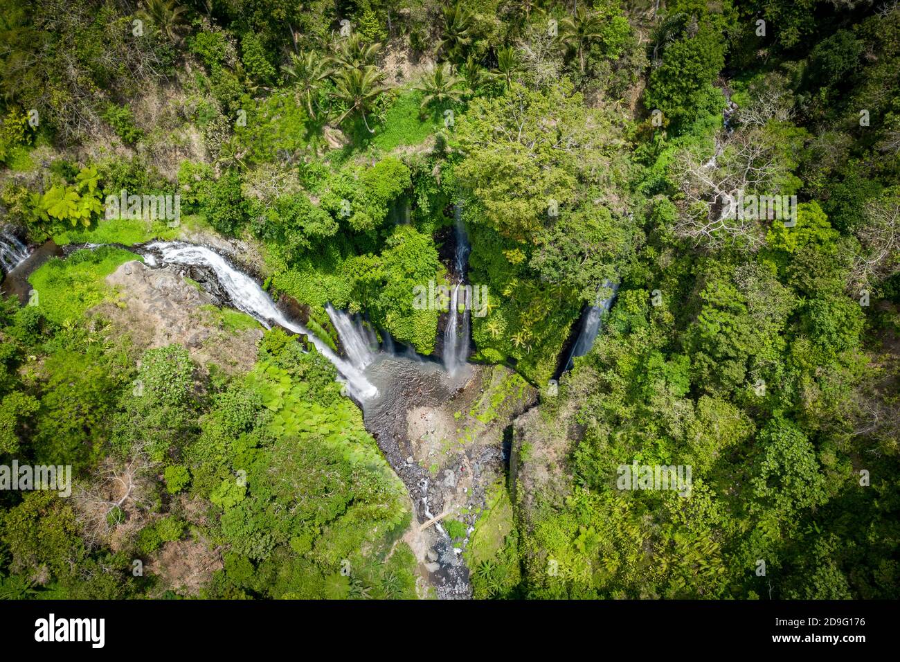 vista aérea de la cascada en la selva Foto de stock