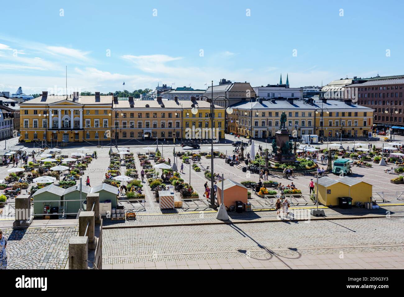 Ver la Plaza del Senado en la temporada de verano con cafés y mesas Foto de stock