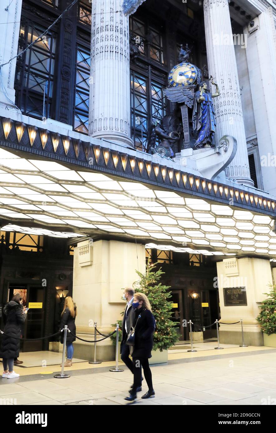 Oxford Street muy ocupado con la gente haciendo sus compras de Navidad el 4 de noviembre de 2020, antes de que las tiendas cierran en el 2do cierre nacional para Covid-19 el 5 de noviembre, en Londres, Reino Unido Foto de stock