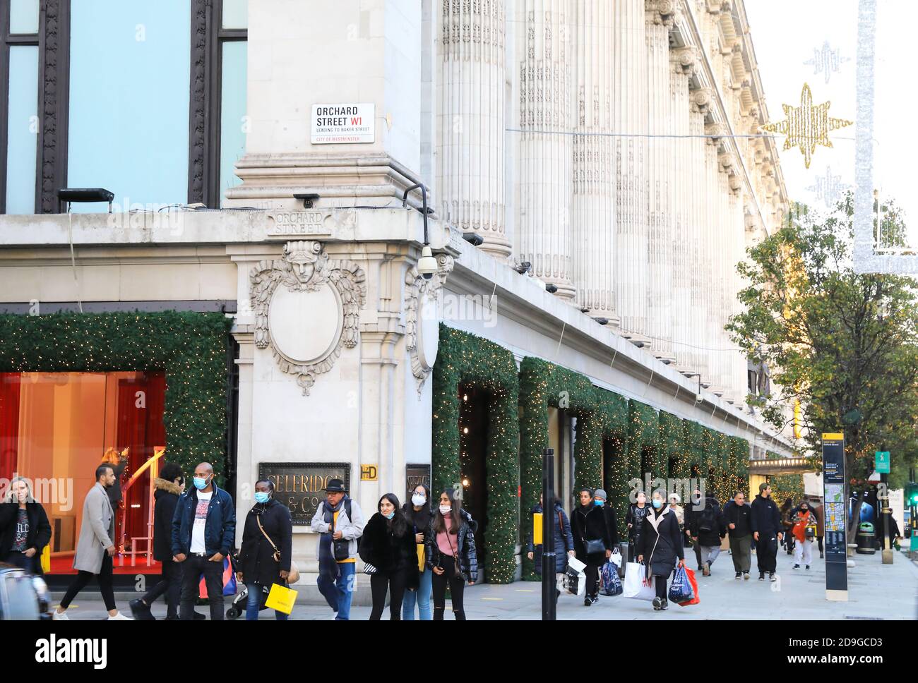 Oxford Street muy ocupado con la gente haciendo sus compras de Navidad el 4 de noviembre de 2020, antes de que las tiendas cierran en el 2do cierre nacional para Covid-19 el 5 de noviembre, en Londres, Reino Unido Foto de stock