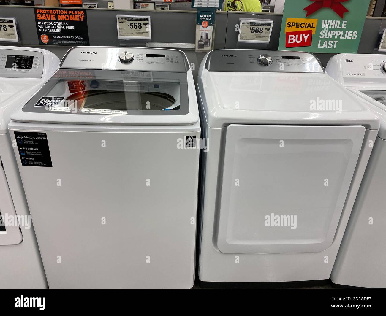 Orlando, FL/USA - 11/1/19: Un juego de máquinas de lavadora y secadora  Samsung en una tienda minorista de Home Depot Fotografía de stock - Alamy