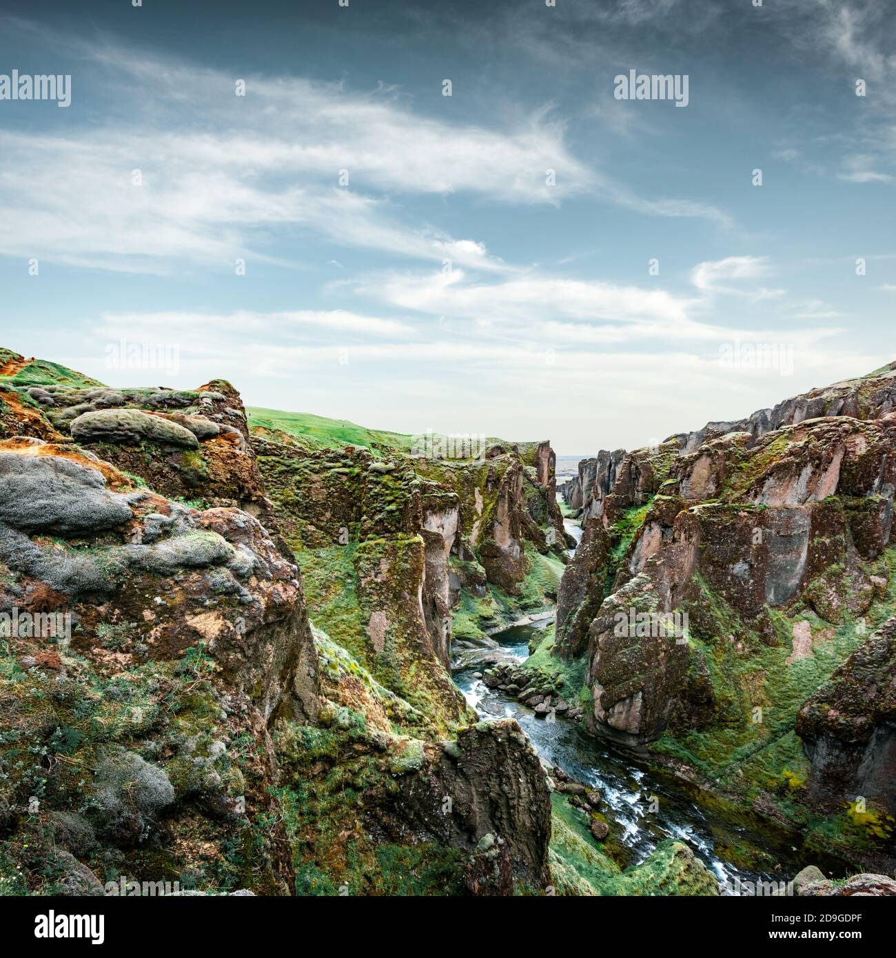 Vea el famoso cañón Fjadrargljufur en el sudeste de Islandia, Europa. Fotografía de paisajes Foto de stock