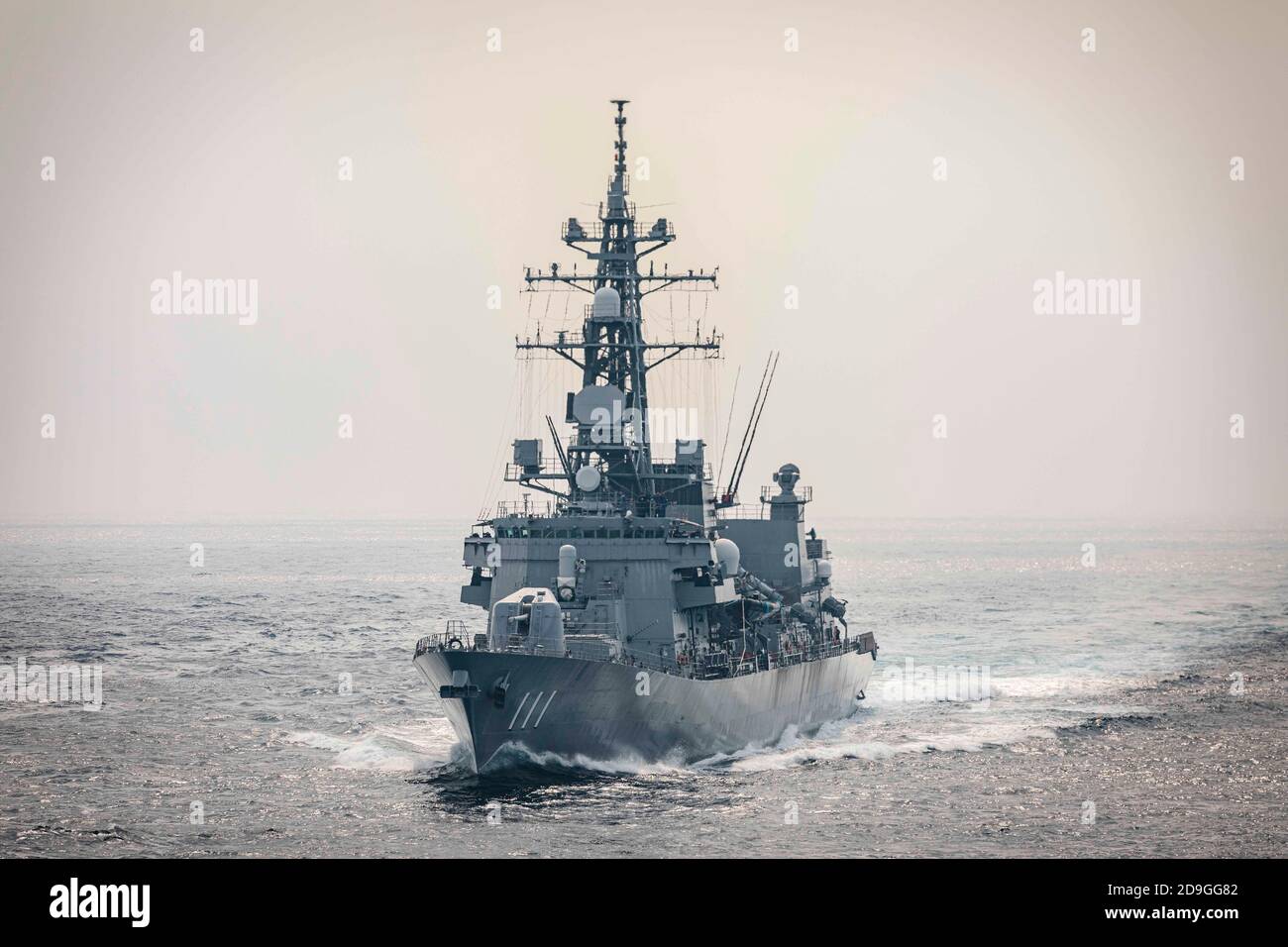 El destructor de clase Takanami JS Onami de la Fuerza de Autodefensa Marítima Japonesa durante el ejercicio Malabar 2020 3 de noviembre de 2020 en el Océano Índico. Foto de stock