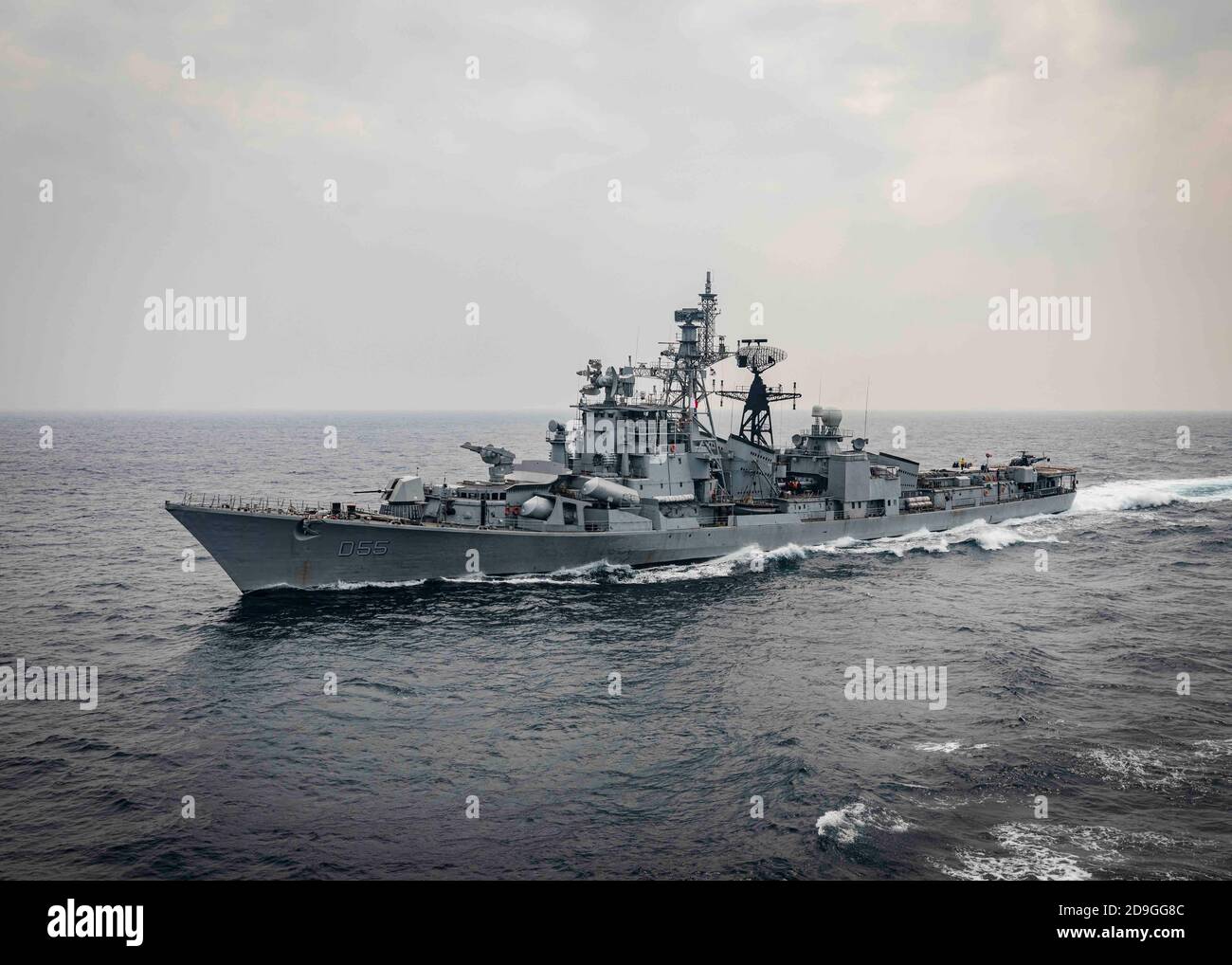 El destructor de misiles guiados clase Rajput de la marina India INS Ranvijay navega junto al destructor de misiles guiados clase Arleigh Burke USS John S. McCain durante el ejercicio Malabar 2020 3 de noviembre de 2020 en el Océano Índico. Foto de stock