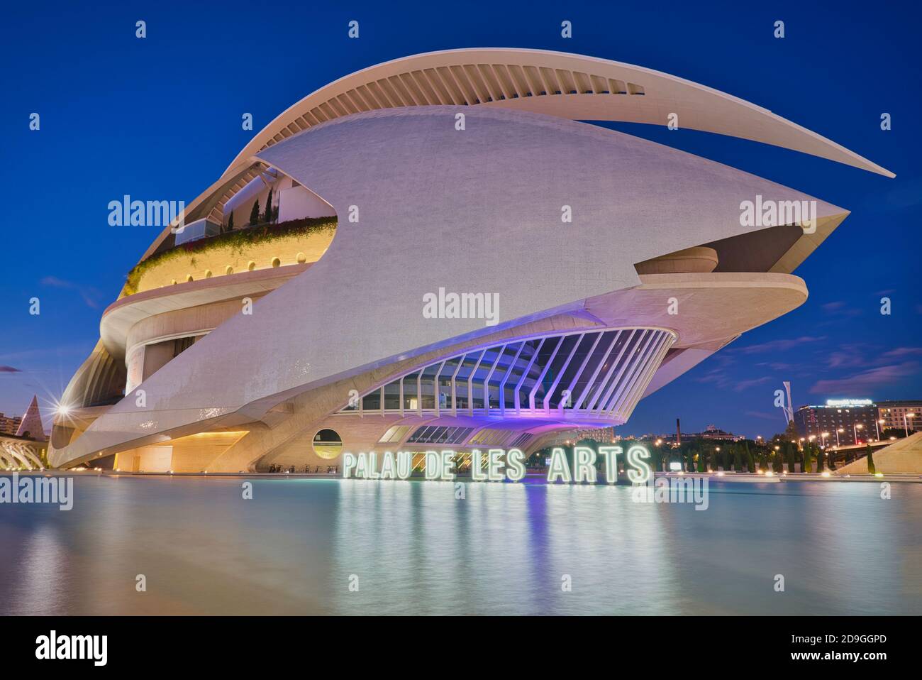 Foto del Palau de les Arts de Valencia en la hora azul Foto de stock