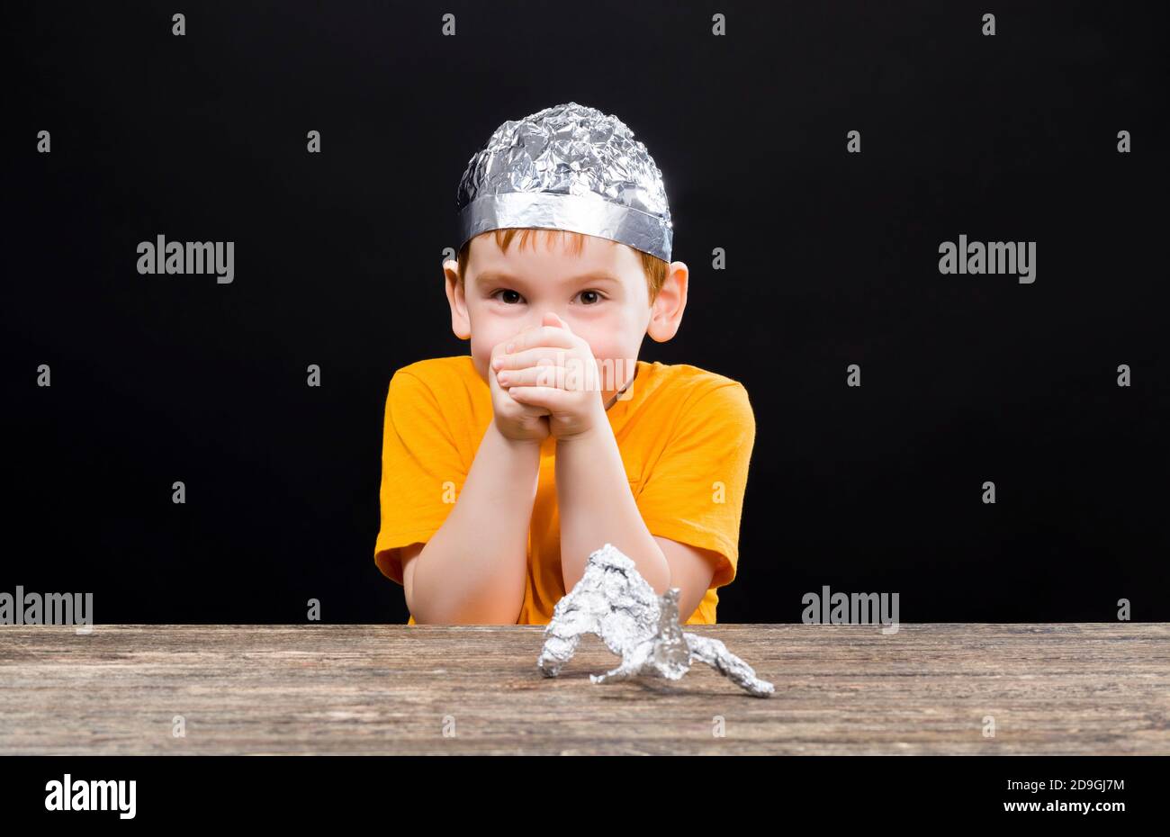 Sombrero de papel de aluminio fotografías e imágenes de alta resolución -  Alamy