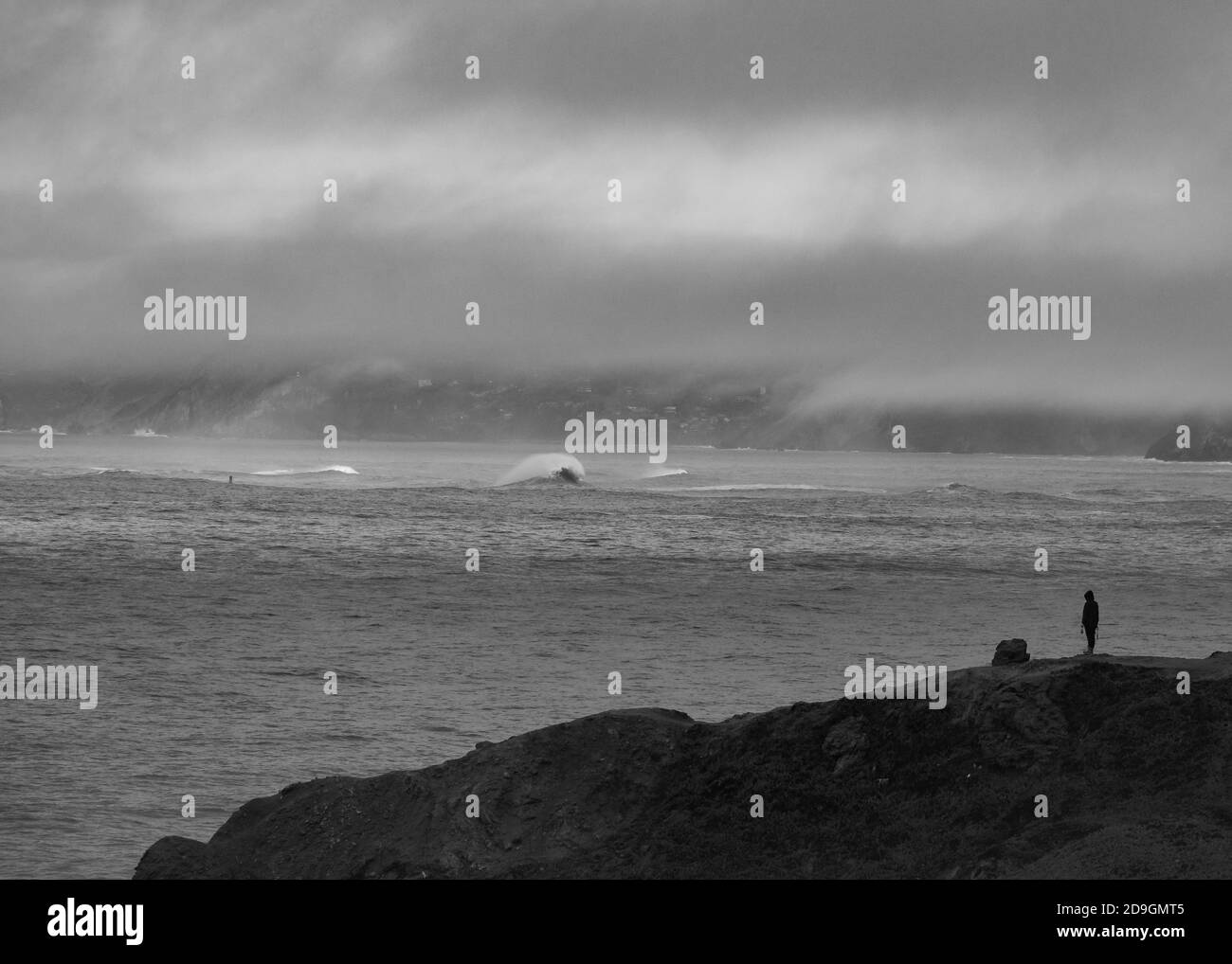 Big Waves rompe en el norte de California cerca de San Francisco Foto de stock