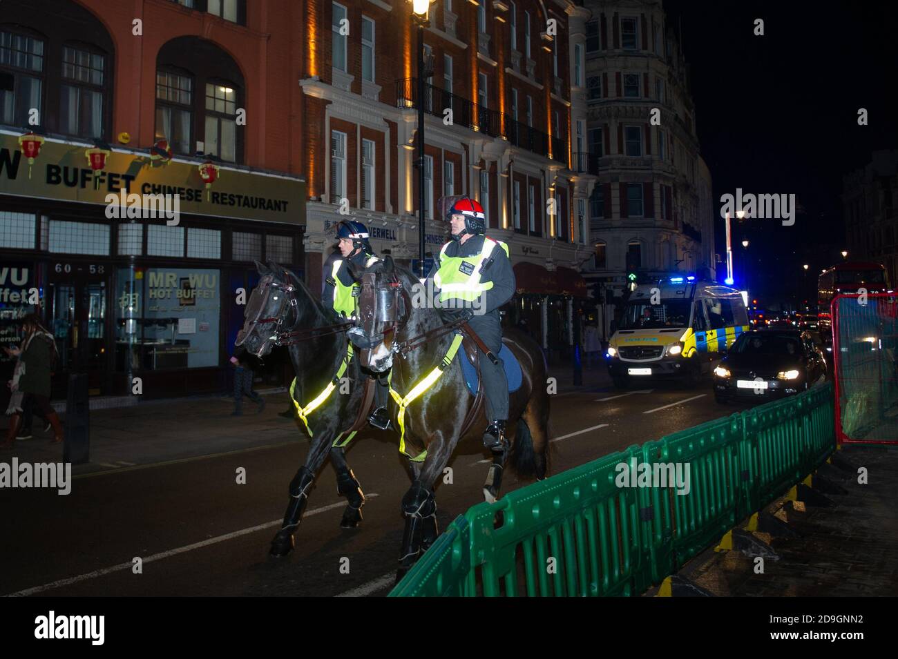 Policía montada patrulla Picadilly Circus de Londres Foto de stock