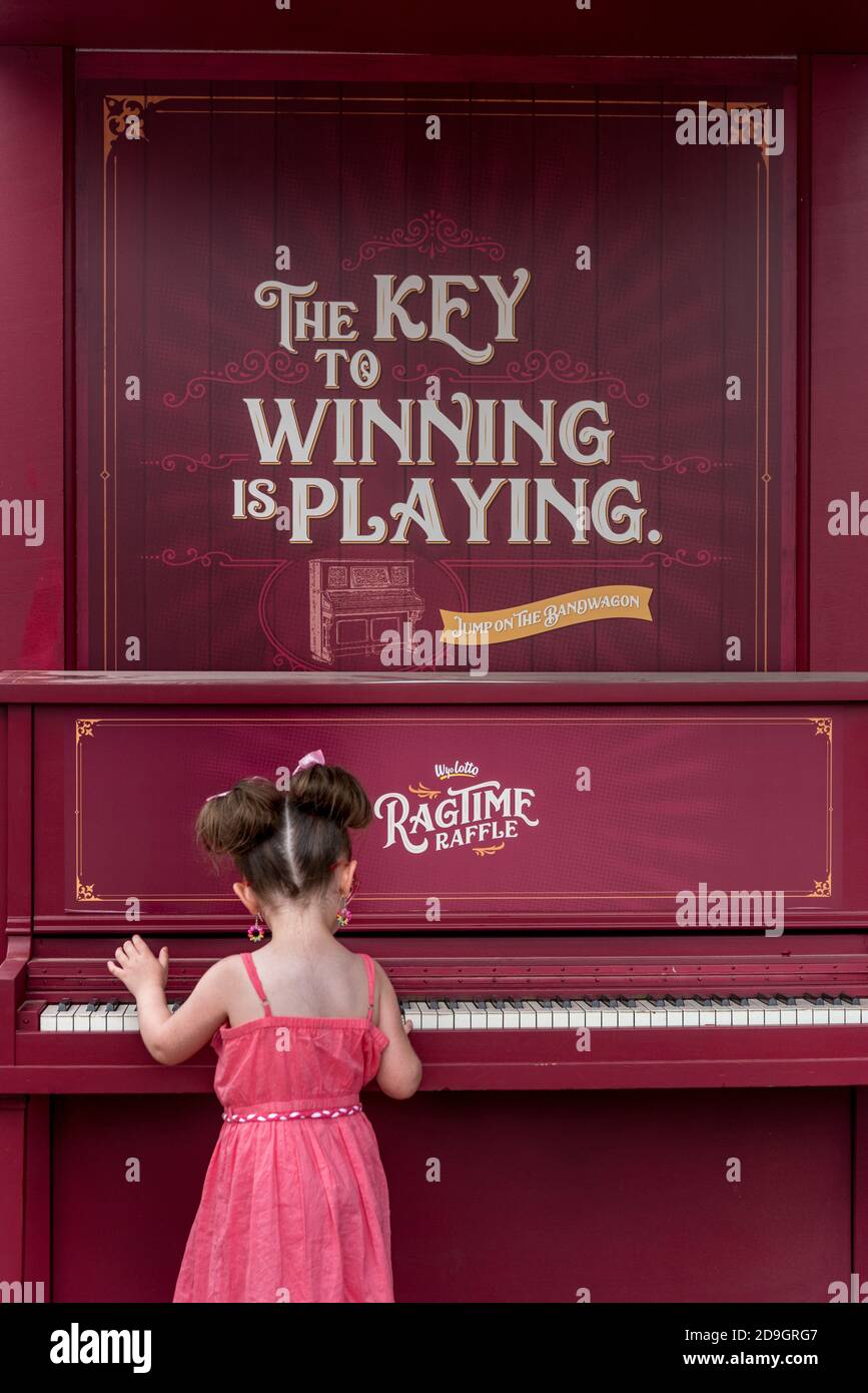 Chica jugando Ragtime Riffa en Frontier Days, Cheyenne, WY Foto de stock