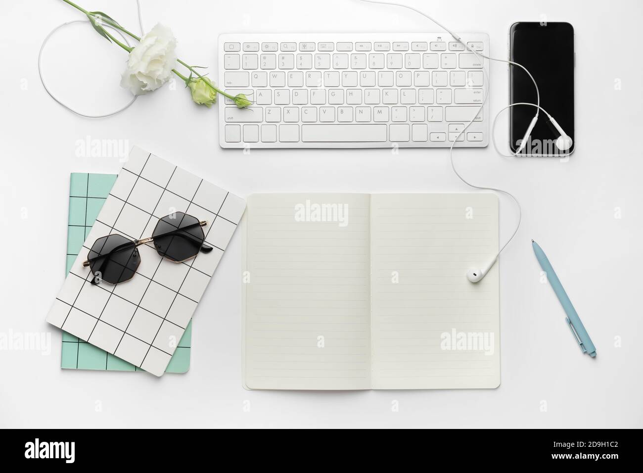 Composición con cuaderno vacío, teclado de ordenador y papelería sobre  fondo blanco Fotografía de stock - Alamy