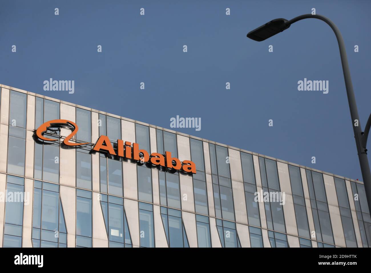 El logo de Alibaba Group, una multinacional China de tecnología especializada en comercio electrónico, venta al por menor, y tecnología, ve en su nuevo Fotografía de stock - Alamy