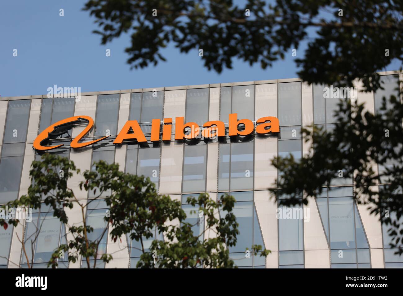 El logo de Alibaba Group, una multinacional China de tecnología especializada en comercio electrónico, venta al por menor, y tecnología, ve en su nuevo Fotografía de stock - Alamy