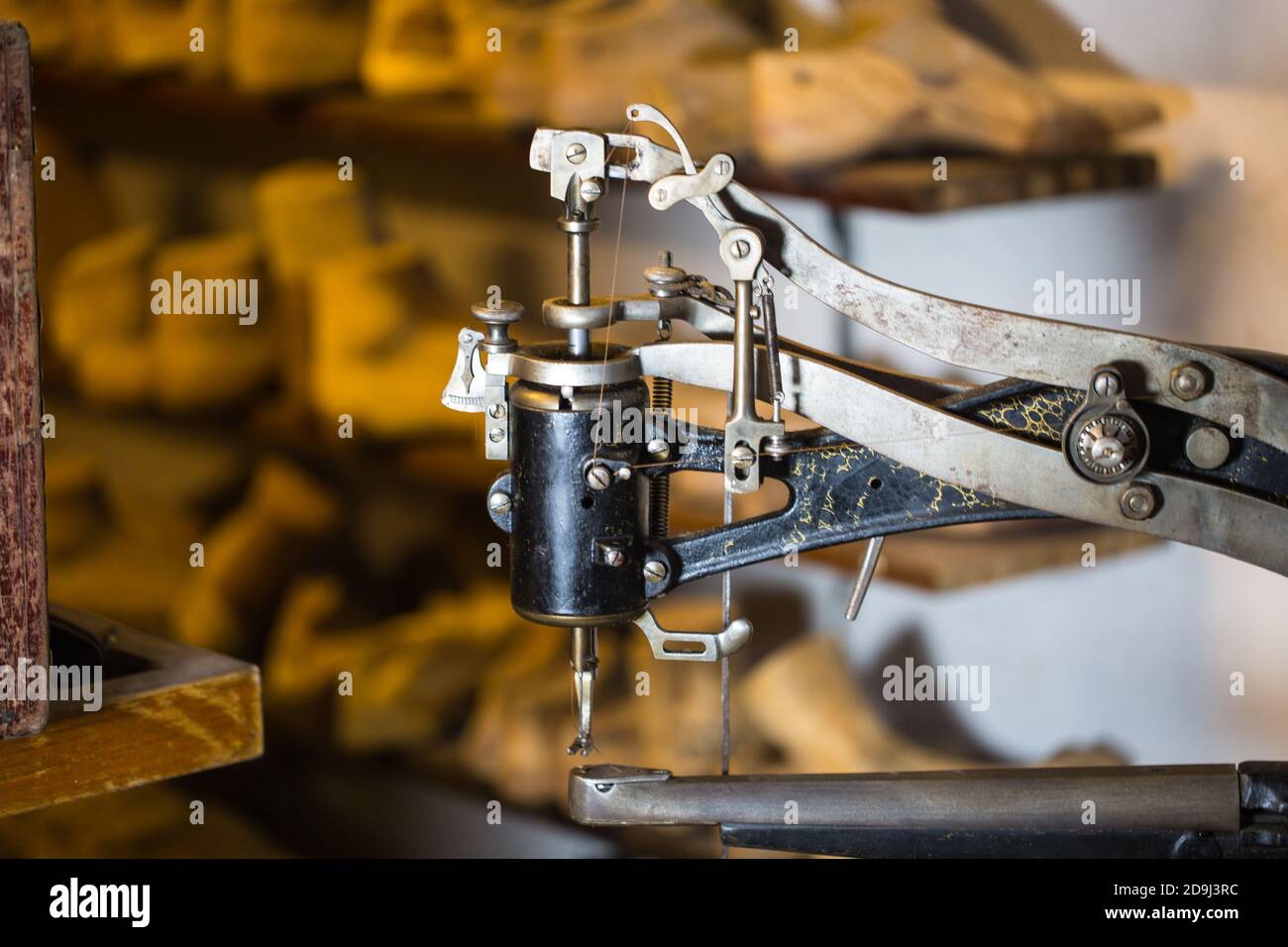 Máquina de coser en un taller de zapatos, el zapato dura en el fondo Foto de stock