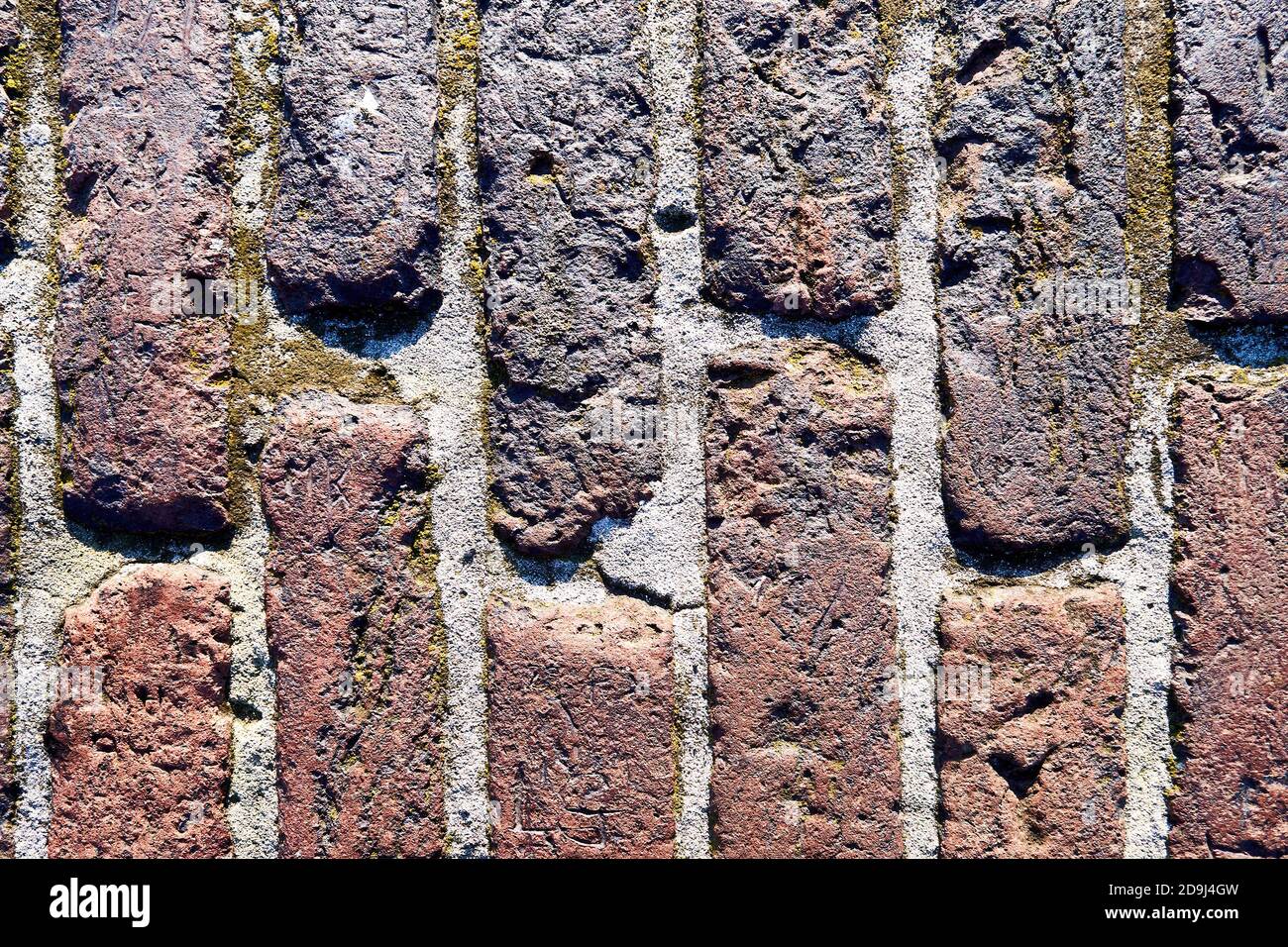 Viejo ladrillo envejecido patrón de suelo. Arquitectura retro y texturas de materiales Foto de stock